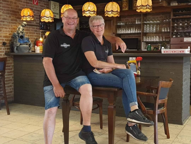 Afbeelding van de twee eigenaren van café-zaal 't Karrewiel in Dongen-Vaart.